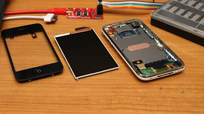 Geöffnetes Smartphone mit sichtbarer Platine