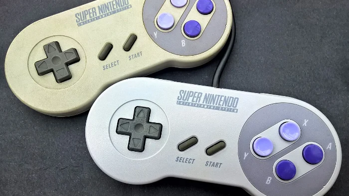 Zwei SNES-Controller im Vergleich – einer vergilbt, einer aufbereitet